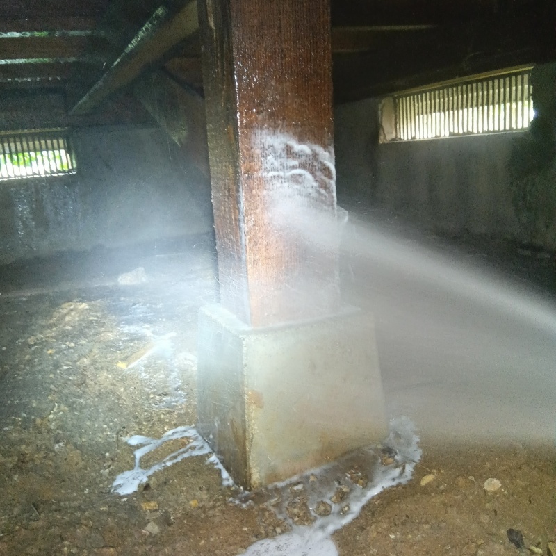 床下の木部にシロアリ駆除剤を散布