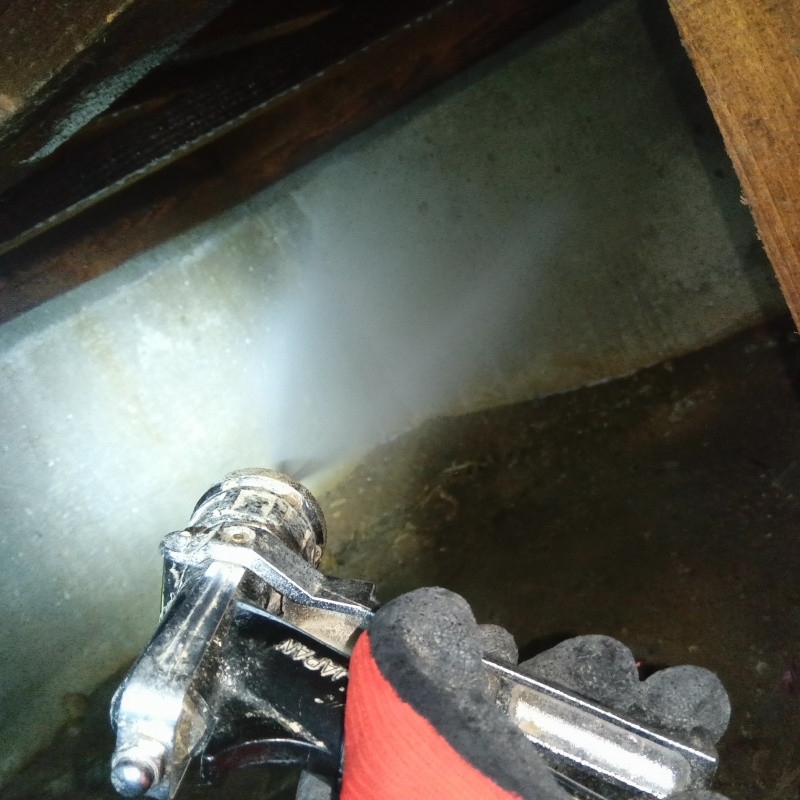 床下の土壌・基礎にシロアリ駆除剤を散布