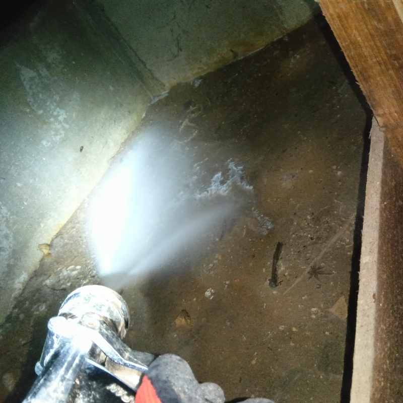 床下の土壌・基礎にシロアリ駆除剤を散布