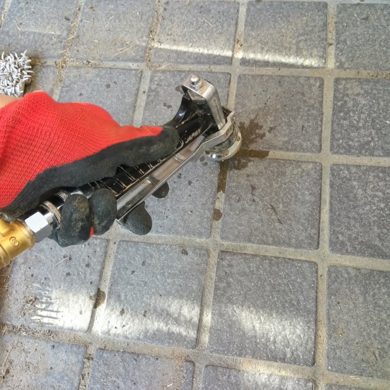 玄関の床タイルにシロアリ駆除剤を注入