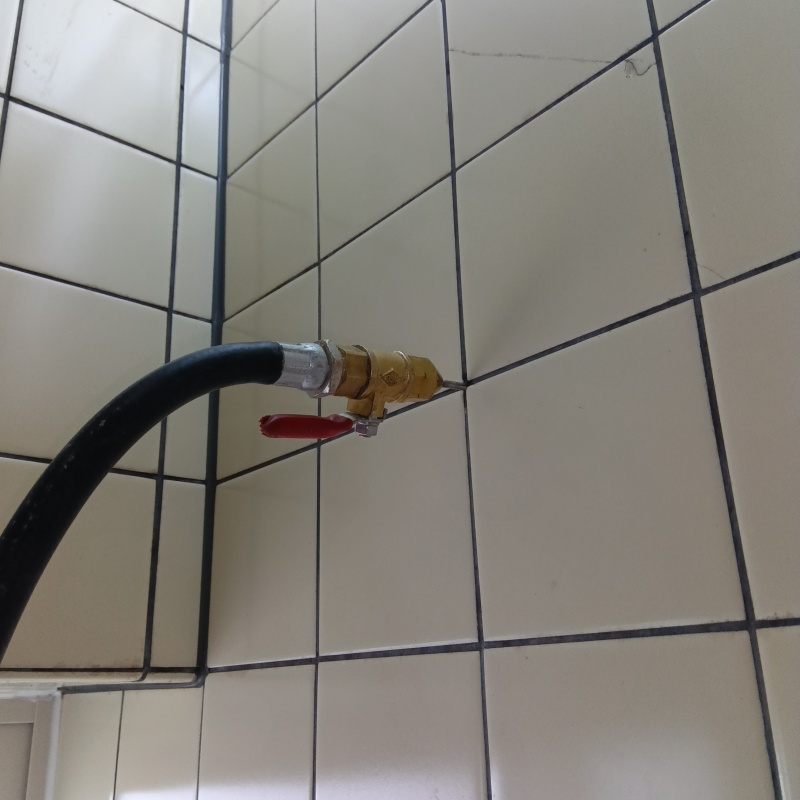 浴室の壁タイルにシロアリ駆除剤を注入