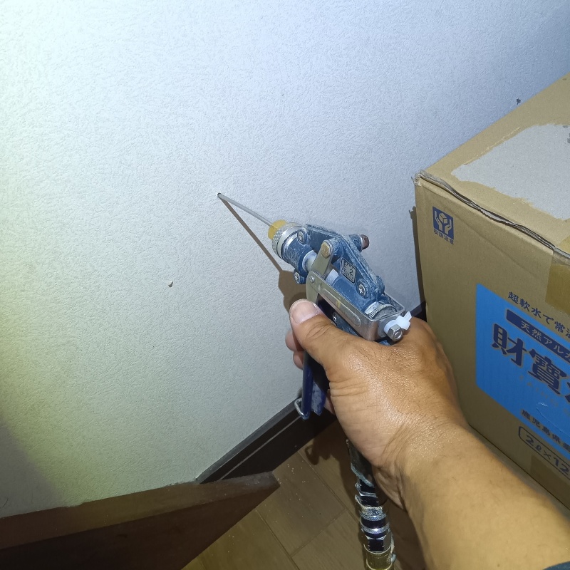 壁材に穴を開けて防蟻剤を注入