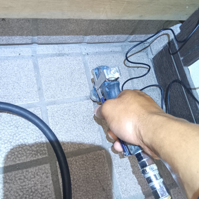 玄関床の目地から防蟻剤を注入