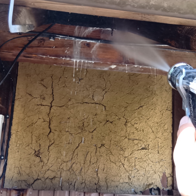 傷んだ木材にシロアリ駆除剤を散布