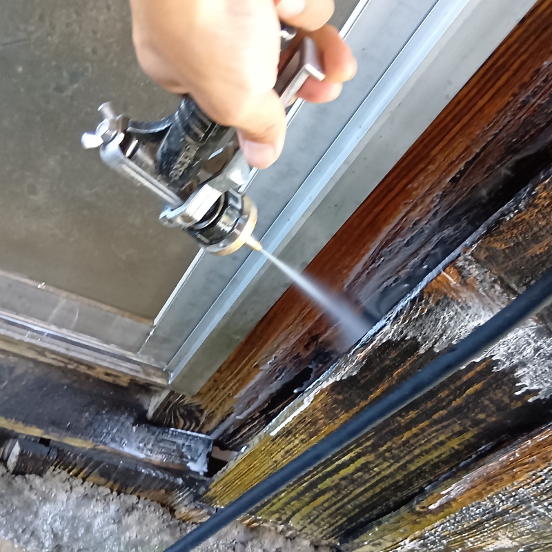 劣化した木材にシロアリ駆除剤を散布