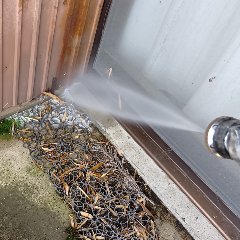 建物外周の土壌にシロアリ駆除剤を散布