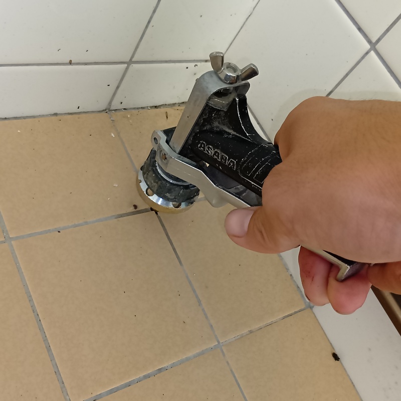 浴室床に穴を開けてシロアリ駆除剤を注入