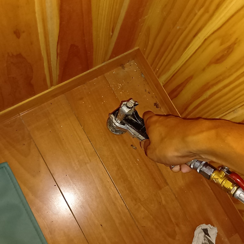 フローリングに穴を開けてシロアリ駆除剤を注入