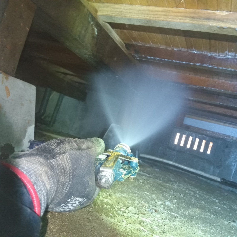 床下木材に防蟻剤を散布