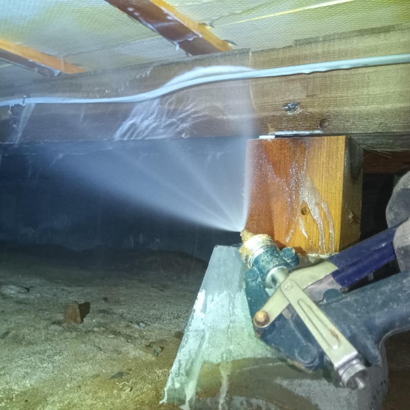 床下木材に防蟻剤を散布