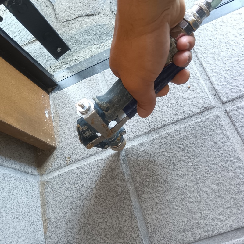 玄関床に穴を開けて防蟻剤を注入