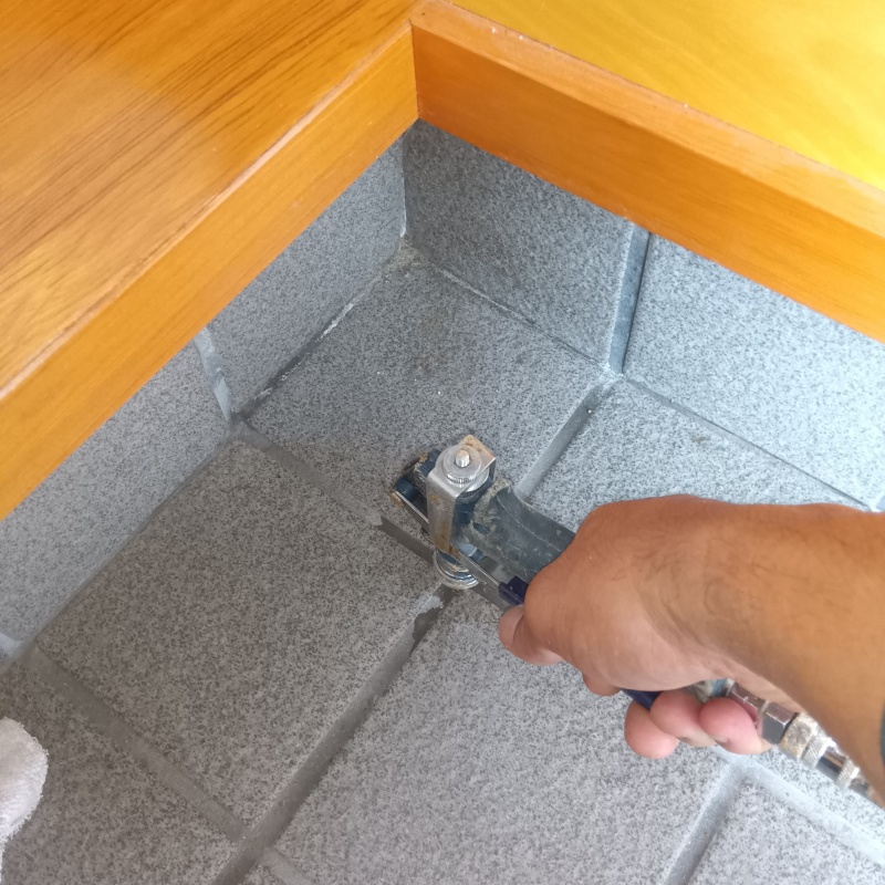 玄関床の目地から防蟻剤を注入