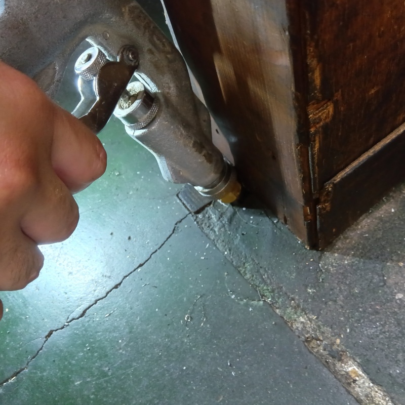 コンクリートに穴を開けてシロアリ駆除剤を注入