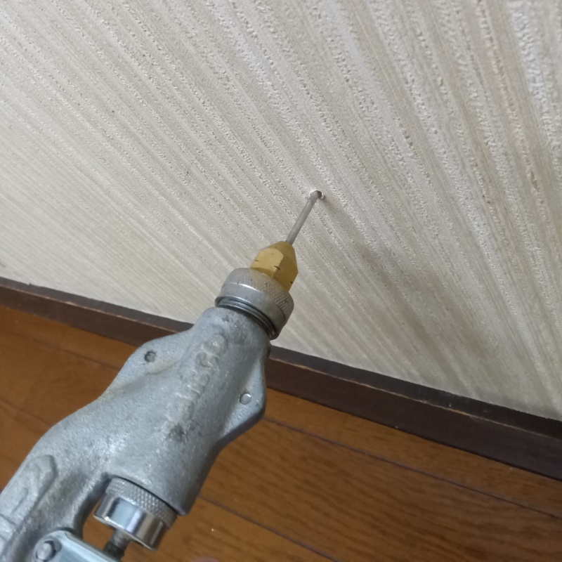 室内壁に穴を開けてシロアリ駆除剤を注入