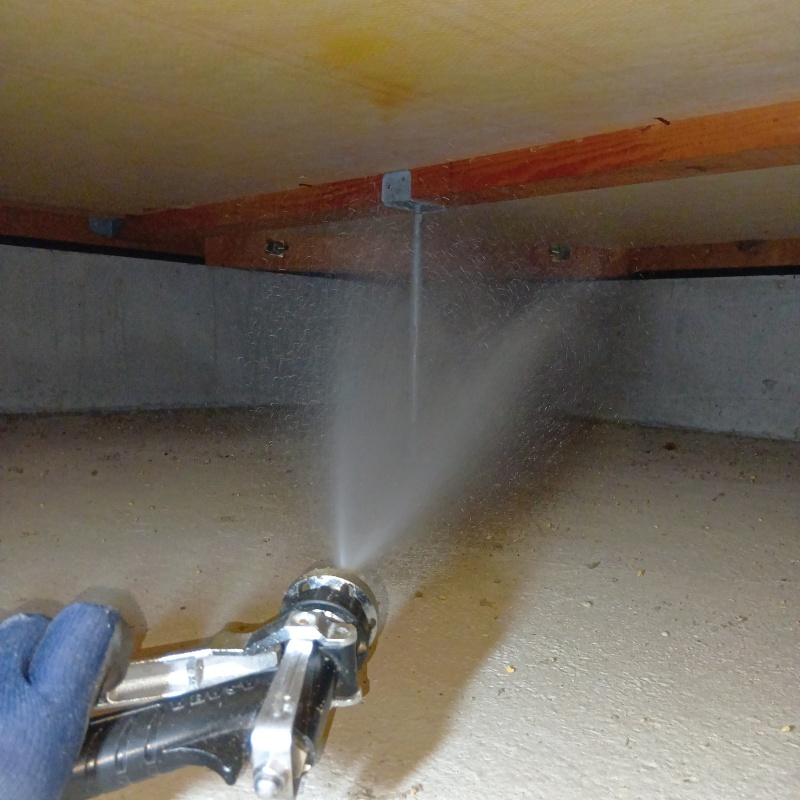 床下木材に防蟻剤を散布