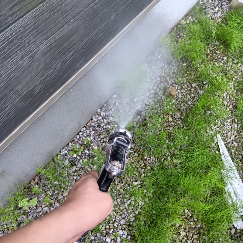 建物外周の土壌に防蟻剤を散布