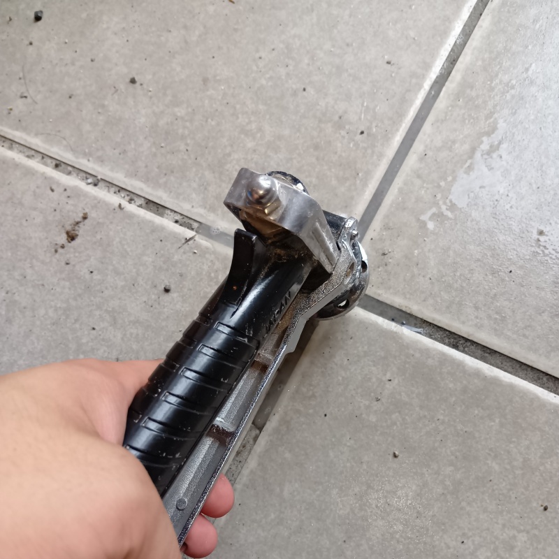 玄関床に穴を開けて防蟻剤を注入