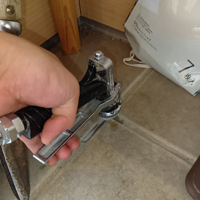 玄関床の目地から防蟻剤を注入