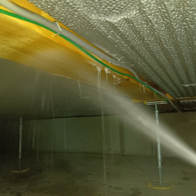 床下木材に防蟻剤を散布