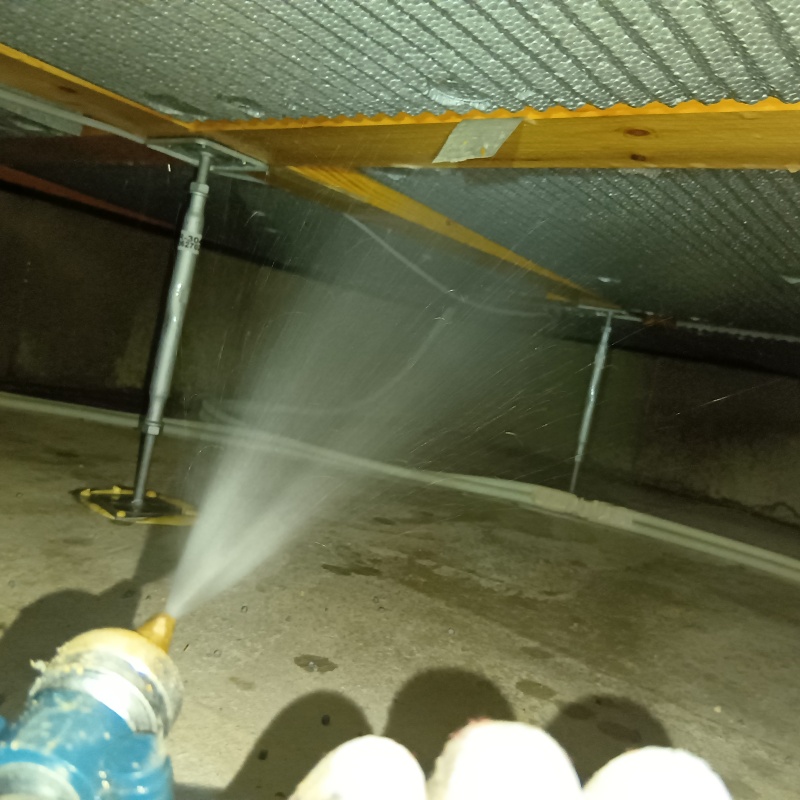 床下断熱材に防蟻剤を散布