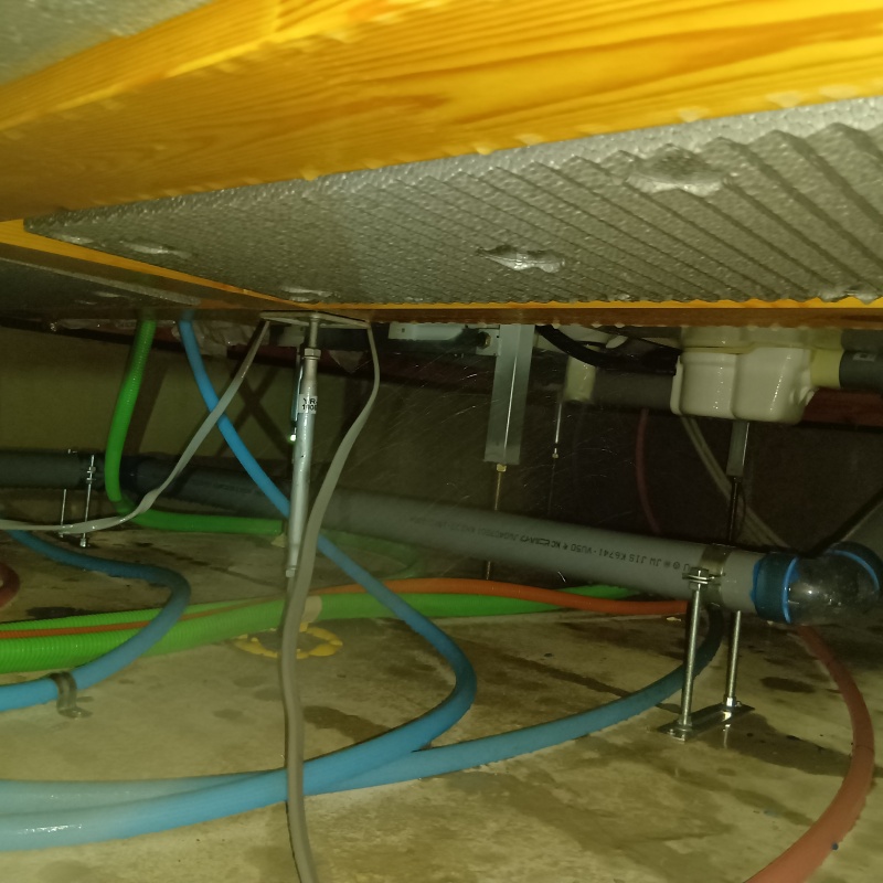 地面・基礎に防蟻剤を散布