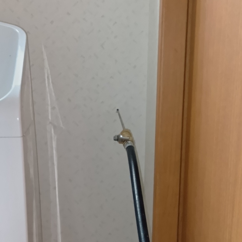 トイレ壁に穴を開けてシロアリ駆除剤を注入