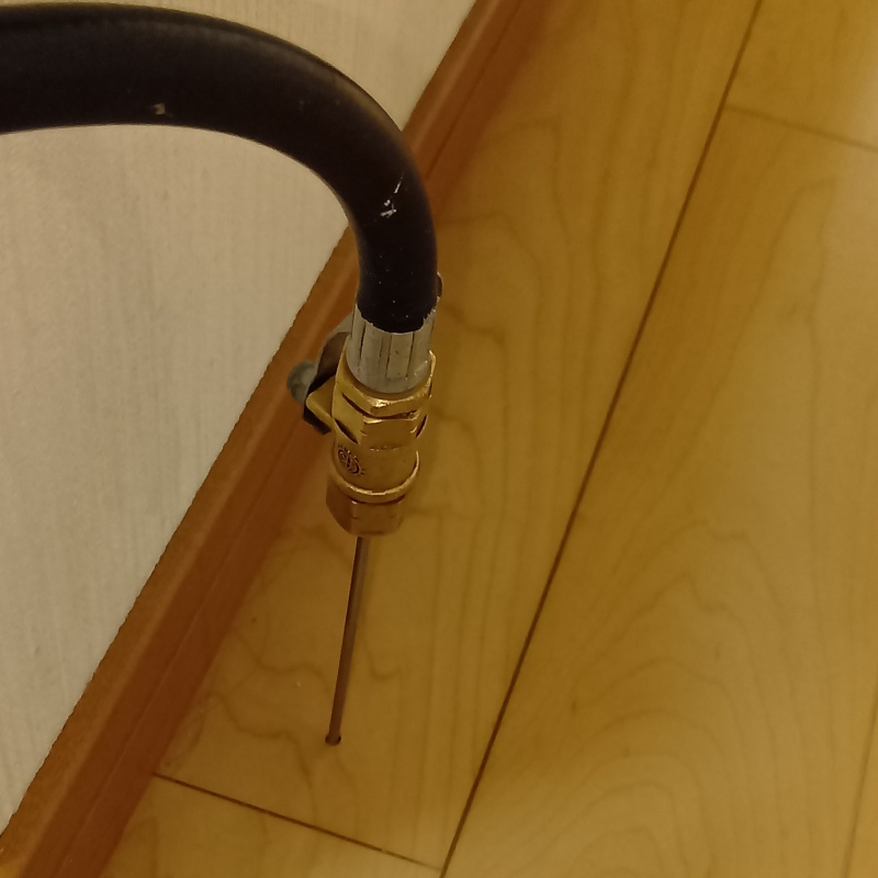 フローリングに穴を開けてシロアリ駆除剤を注入