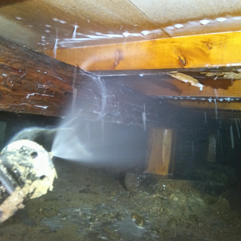 床下木材にシロアリ駆除剤を散布