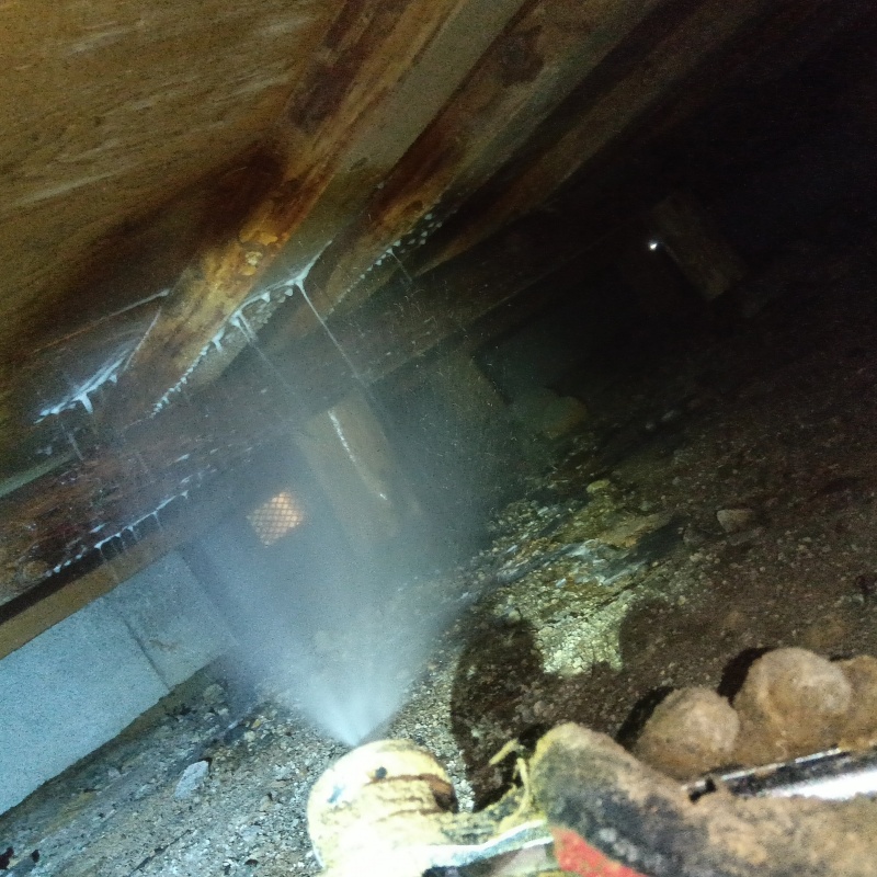 床下木材にシロアリ駆除剤を散布