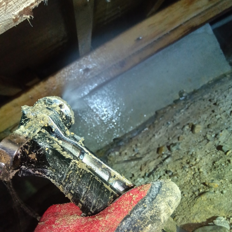 基礎にシロアリ駆除剤を散布