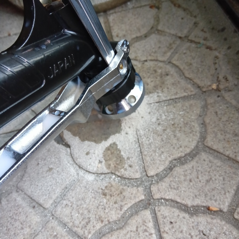 玄関床の目地からシロアリ駆除剤を注入