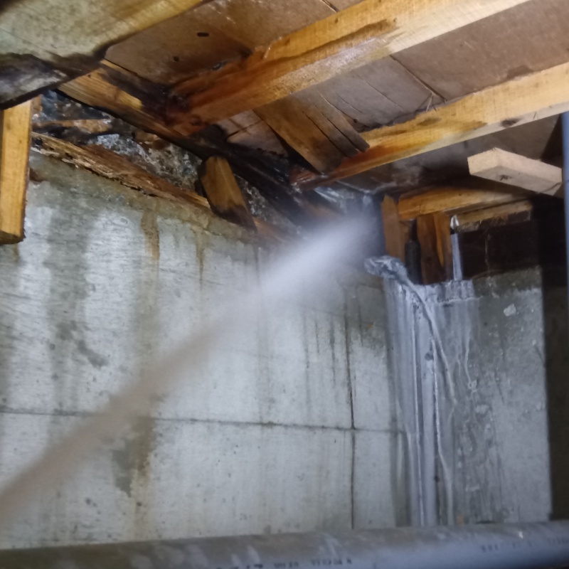 床下木材にシロアリ駆除剤を散布