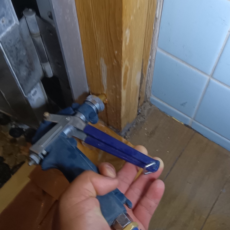 傷んだ木材に穴を開けてシロアリ駆除剤を注入