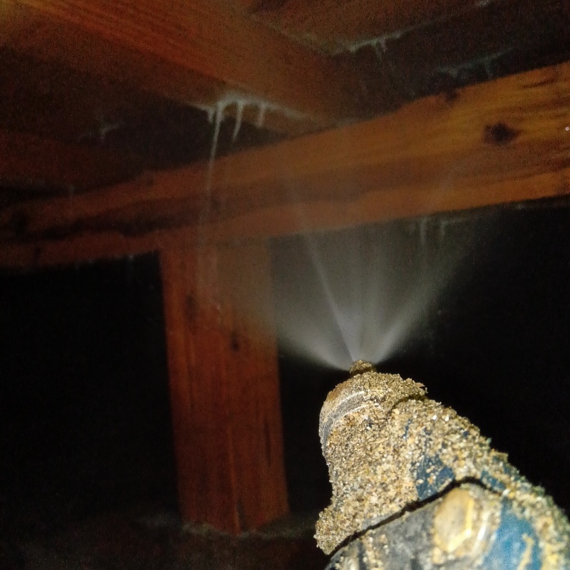 床下木材にシロアリ駆除剤を散布