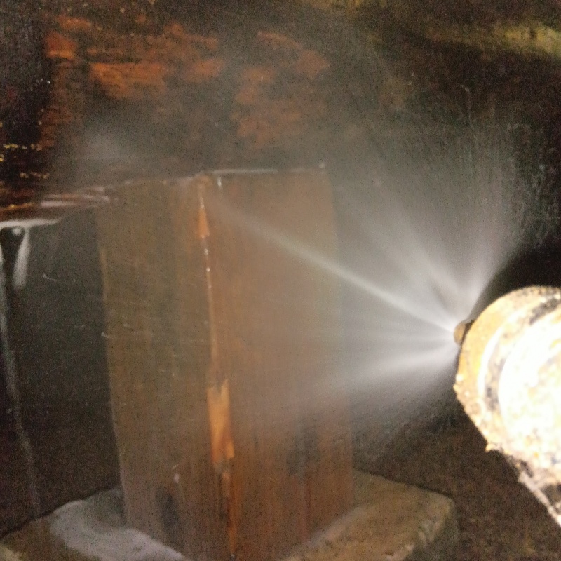 床下木材にシロアリ駆除剤を散布