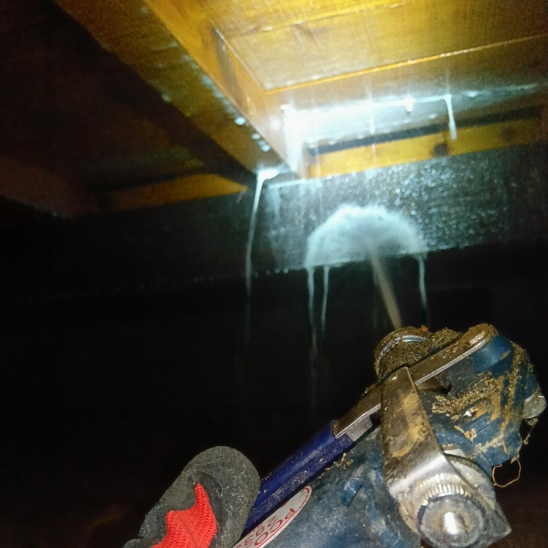 基礎にシロアリ駆除剤を散布