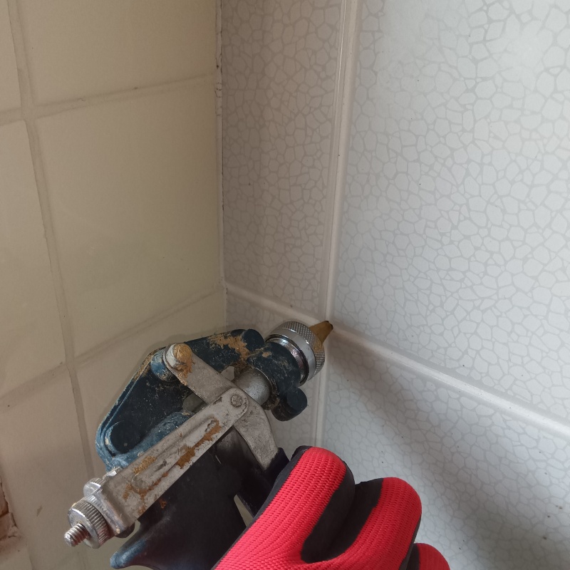 トイレ壁に穴を開けてシロアリ駆除剤を注入