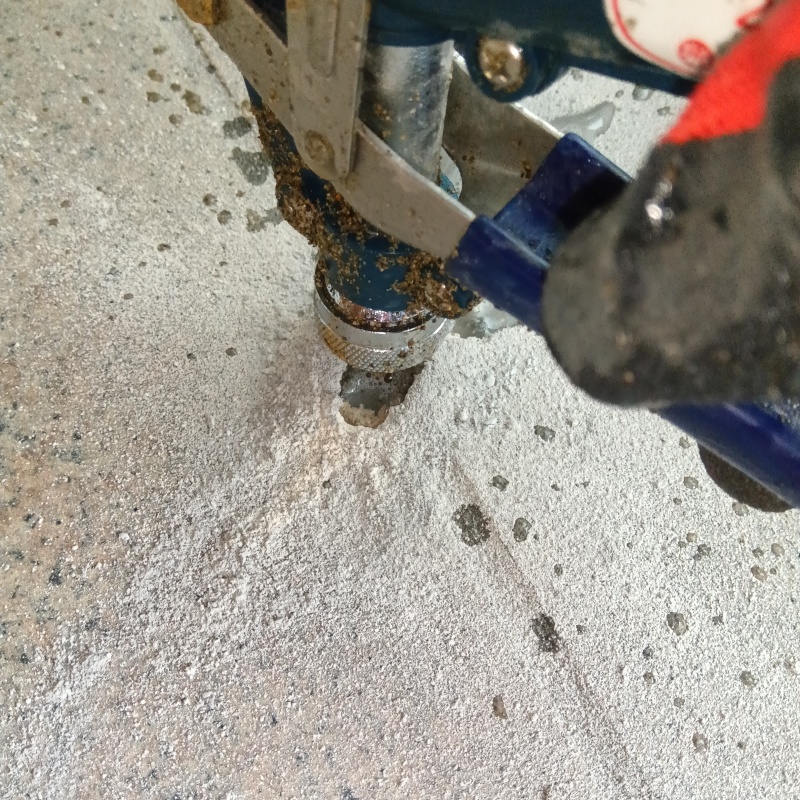 玄関床の目地からシロアリ駆除剤を注入