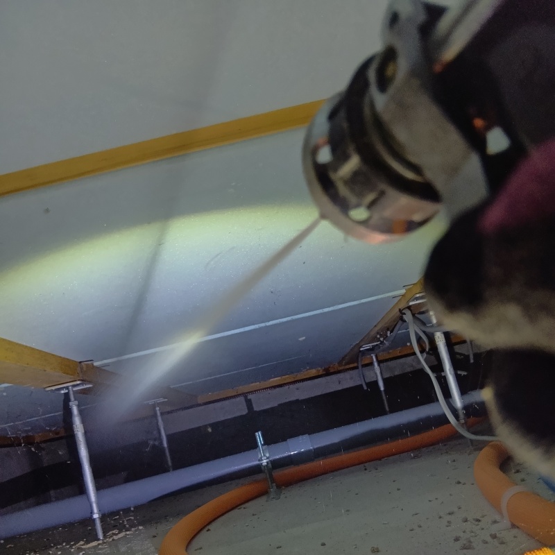 床下木材に防蟻剤を散布