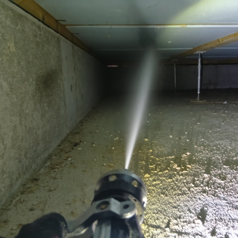 床下断熱材に防蟻剤を散布