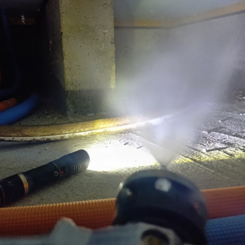 地面・基礎に防蟻剤を散布