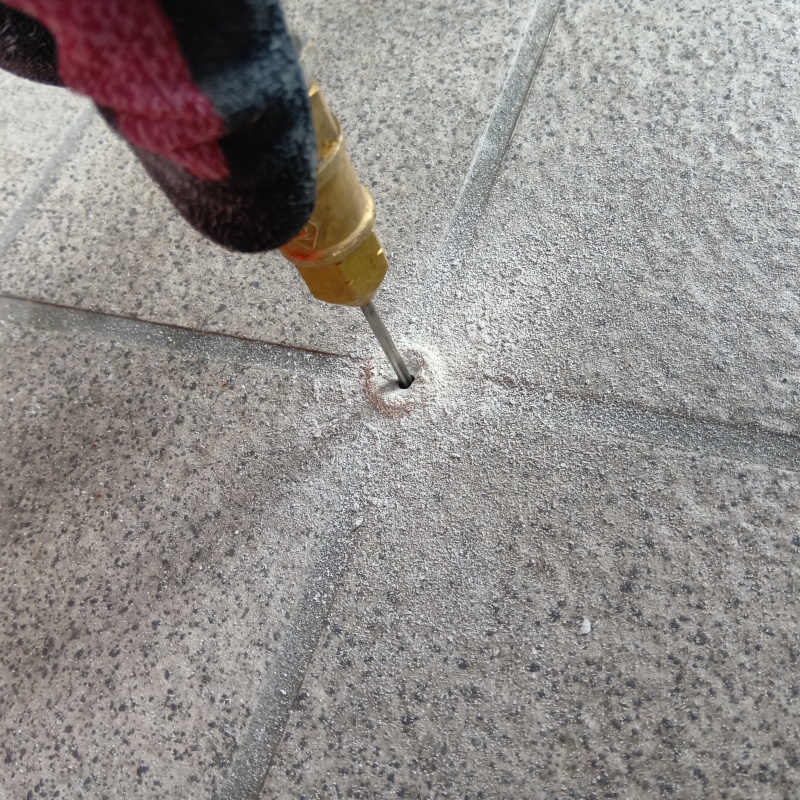 玄関床に穴を開けて防蟻剤を注入