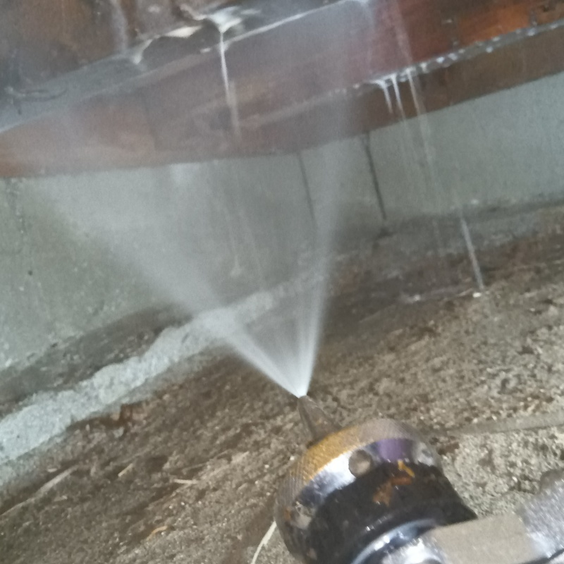 床下木材にシロアリ駆除剤を散布