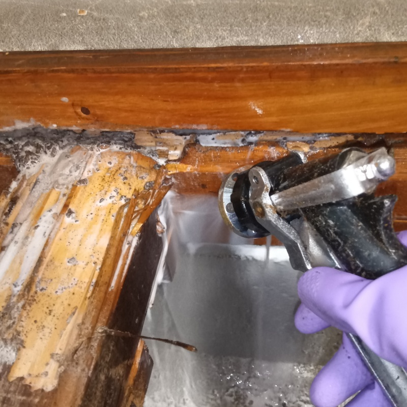 傷んだ木材にシロアリ駆除剤を散布