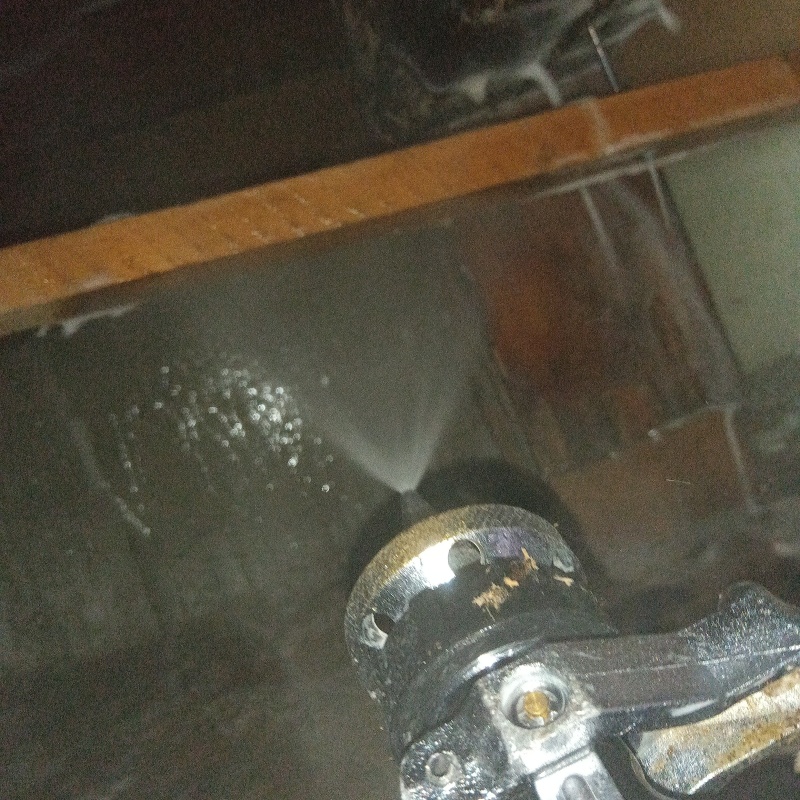 基礎にシロアリ駆除剤を散布