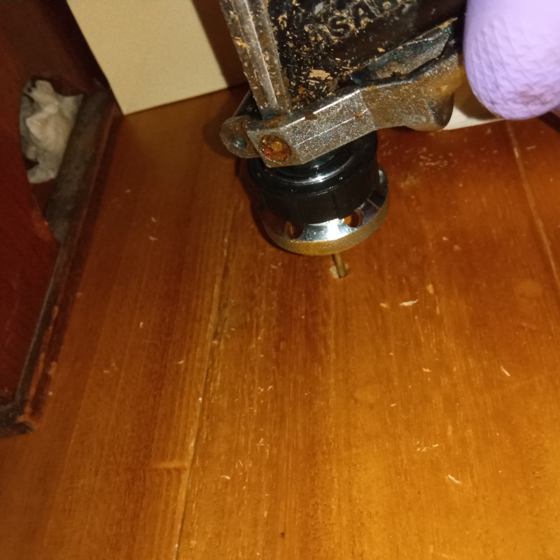 フローリングに穴を開けてシロアリ駆除剤を注入