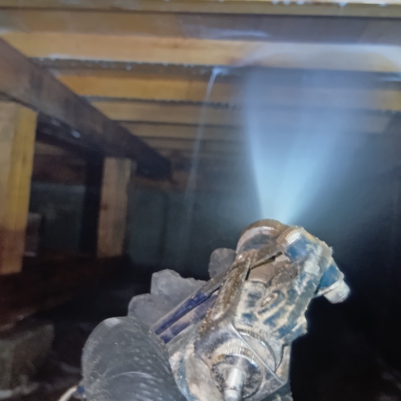 床下木材にシロアリ駆除剤を散布