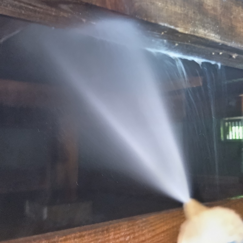 床下木材にシロアリ駆除剤を散布