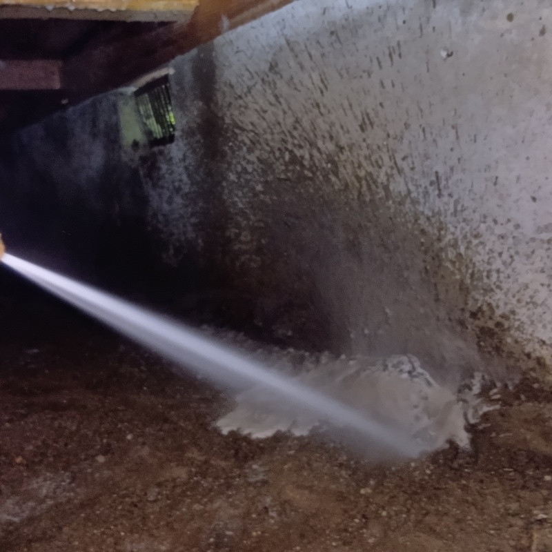 地面・基礎にシロアリ駆除剤を散布