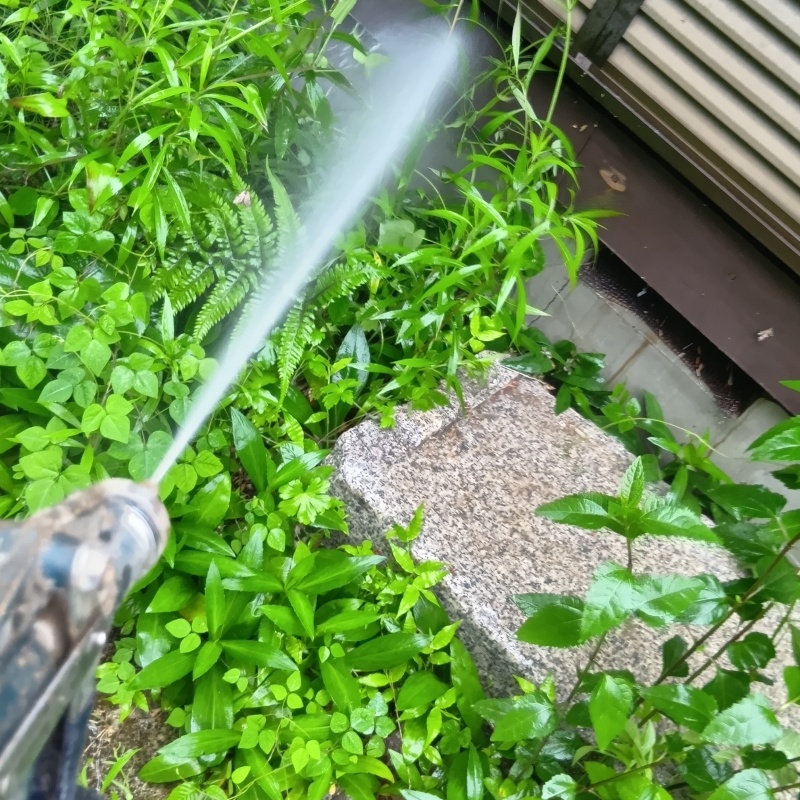 建物外周の土壌にシロアリ駆除剤を散布